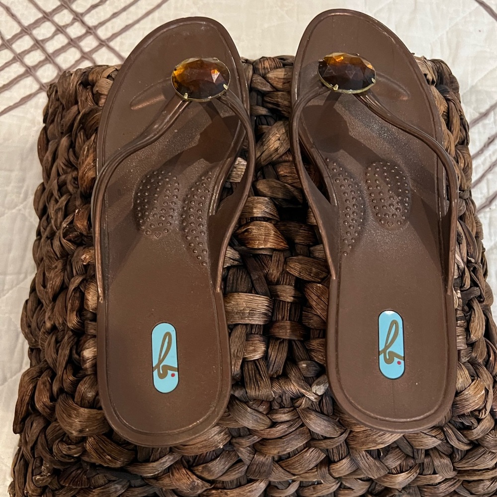 OKA B Bronze W/ Amber Faceted Faux Stone Flip Flop Low Wedge Si…
